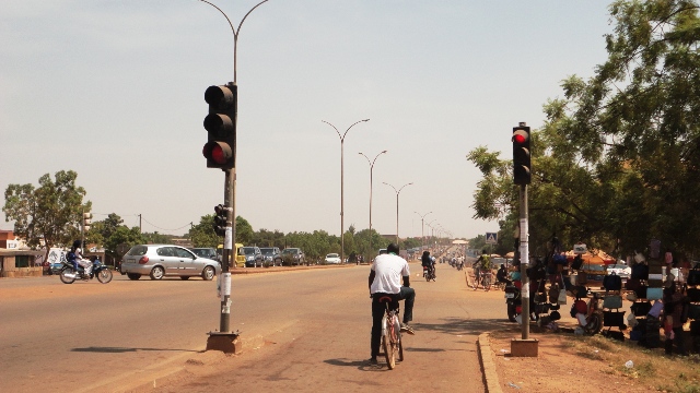 Des feux tricolores sur le Boulevard Charles de Guaule, à Ouagadougou (Ph : B24)