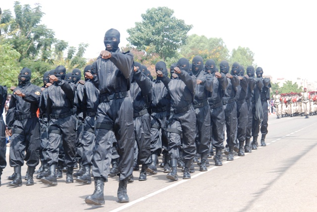 Un peloton du Régiment de sécurité présidentielle burkinabè défilant le 1er novembre 2013 (Ph : B24)