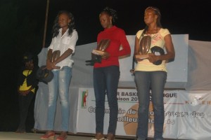 Trois joueurs de l'équipe type en dames avec au centre Mariam Traoré désignée MVP