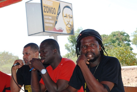 Les trois représentants du Mouvement Balai Citoyen à la conférence de presse tenue sur les lieux du drame de Sapouy. © Burkina 24