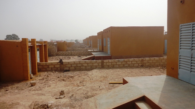 Un aperçu des 50 logements de la phase I du projet de logements intégrés de EAA au Burkina (Ph :B4)