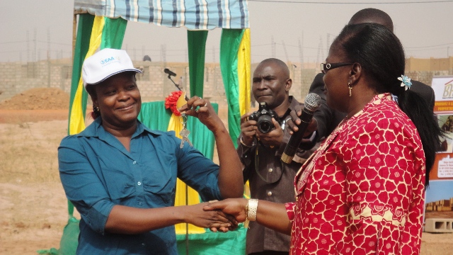 Mamounata Belem, ministre en charge de l'eau, remettant les clés d'i, logement à l'une des bénéficiaires (Ph : B24)