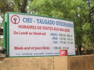 Les indications des horaires de visites à l'entrée du CHU-Yalgado (Ph : Labor Presse)