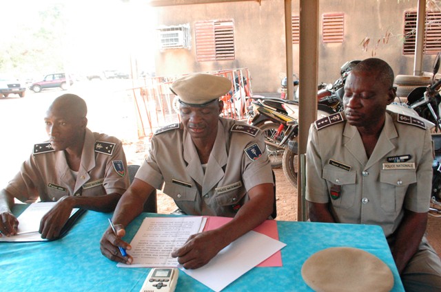 Les animateurs du point de presse avec ( de g à d) Commissaires Talmon Héma, Joseph Toni et l’officier de police Ragomé Ouédraogo (Ph : B24)