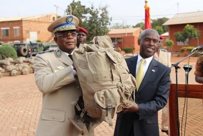 L'Ambassadeur des États-Unis d'amérique au Burkina remettant symboliquement du matériel au chef d'état major général des armées/Ph. Fasozine