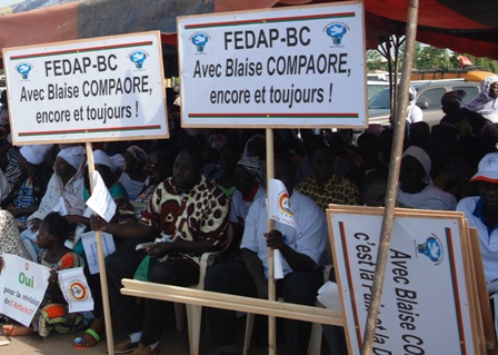 Des militants avec des pancartes FEDAP/BC à la marche du CDP le 6 juillet 2013. © Burkina 24