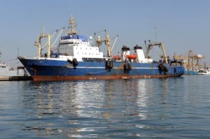 Le chalutier russe Oleg Naïdenov amarré au port de Dakar le 5 janvier 2014, accusé de pêche illégale dans les eaux sénégalaises. Photo TV5