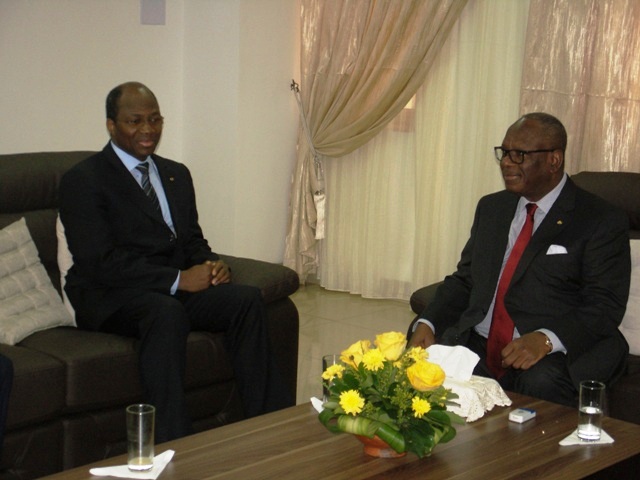 Le ministre burkinabè (à g.) avec le président malien (Ph : MAECR)