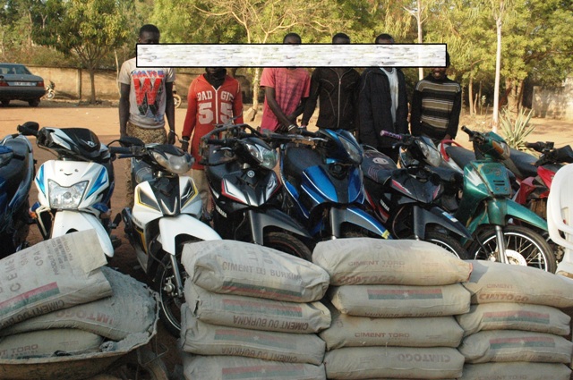 Les présumés voleurs avec leur butin (Ph : B24)