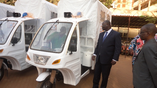 Le ministre de la Santé, Léné Sebgo, s'assurant que la moto ambulance fonctionne bien (ph : B24)