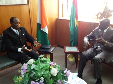 Ram Ouédraogo, s'entretenant avec l'ambassadeur Koutaba. Ph. Vanessa Touré