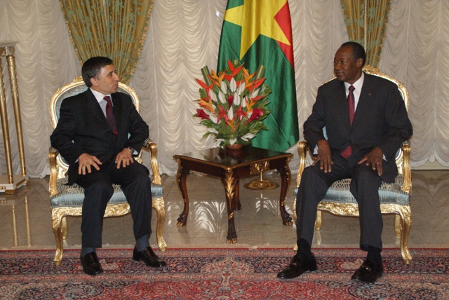 Le ministre délégué aux Affaires africaines et maghrébines d’Algérie, Abdelmadjid Benguerra en entretien avec le Président Blaise Compaoré (Ph : B24)