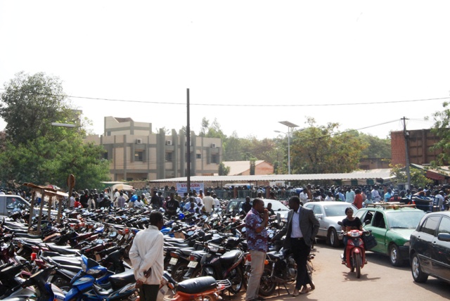 Les parkings étaient débordés à la Bourse du Travail de Ouaga, ce mardi (Ph : B24)
