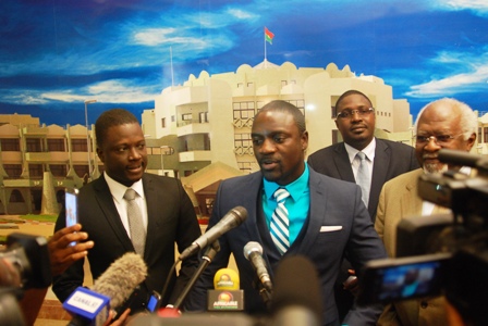 Akon face à la presse burkinabè, à sa sortie d'audience, ce vendredi 14 février 2014. ©Burkina 24