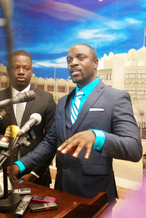Akon face à la presse burkinabè, à sa sortie d'audience, ce vendredi 14 février 2014.