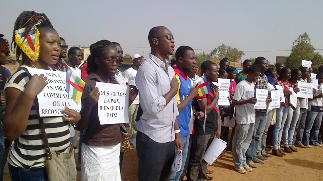 Les Centrafricains vivant au Burkina entonnant l'hymne de leur pays lors du meeting de ce samedi (Ph : B24)