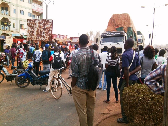 Les étudiants ont bloqué la route pour protester contre la panne d'un micro (Ph : DR)
