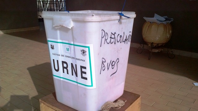 Une urne dans un bureau de vote au secteur 18 de l'arrondissement 4 de Ouaga (Ph : B24)