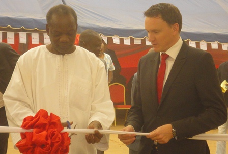 "Total (...) participe à la construction d’un Burkina émergent», a affirmé  Amidou Barry, le représentant du ministre du commerce (à g.) (Ph : B24)