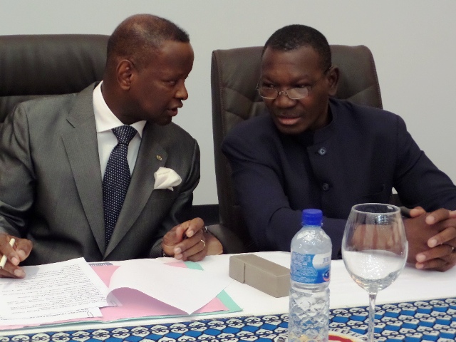 -Le-président-du-groupe-parlementaire-CDP-Alain Bédouma Yoda (gauche)) en conciliabule avec Achille Tapsoba, premier vice-président (Ph : B24)