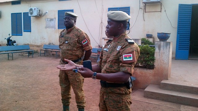 Le capitaine Somda Evrard (d.) et le commandant Kanou Coulibaly s'entretenant avec la presse avant le départ (Ph: B24)