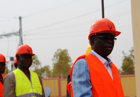 Le premier ministre Luc Adolphe Tiao visitant le chantier de la centrale. Burkina24