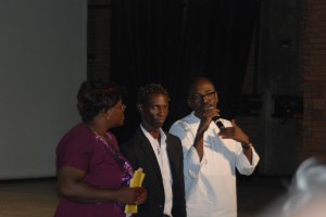 Le realisateur parlant de son acteur principal apres la projection du film. ©Burkina 24