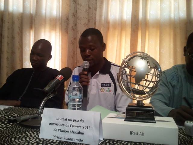 Konditamdé (micro) a indiqué que ce trophée est une reconnaissance de la qualité de la presse burkinabè (Ph : B24)