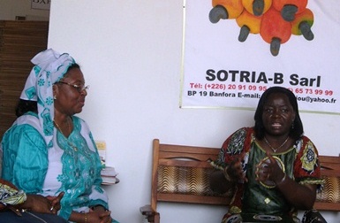 La ministre Nestorine Sangaré échangeant avec Koné (foulard) (Ph : B24)