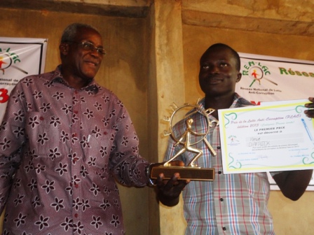 Hervé d'Afrik de Courrier confidentiel, représenté par Paul Miki Roamba (d.), remporte le premier prix de la lutte anti-corruption édition 2013 (Ph : B24)