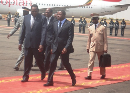 Le Président Faure Gnassingbé a été accueilli à l'aéroport par le ministre d'Etat Bognessan Yé (g.) (Ph :  B24)