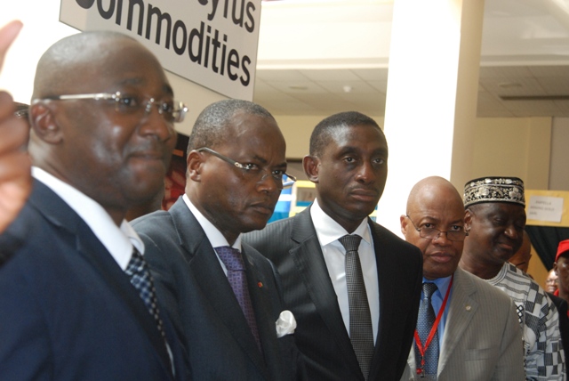 Les officiels visitant l'exposition en compagnie du commissaire général du Salon. Crédit photo: Burkina 24