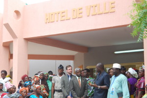 L'ambassadeur a visité le nouveau bâtiment de la mairie, construit grâce au financement du MCC. Ph.B24