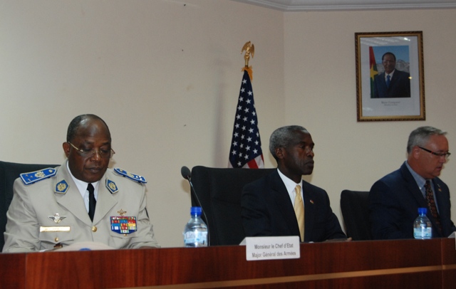 Le Gl Honoré Nabéré Traoré (droite), l'ambassadeur des États-Unis (centre) et le directeur régional du CESA. crédit photo: Burkina 24
