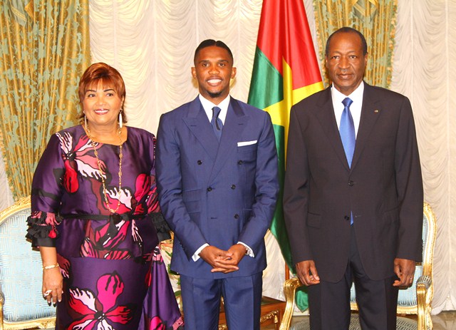 Samuel Eto'o entouré du couple présidentiel burkinabè (Ph : Présidence du Faso)