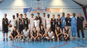 L'équipe de Moving Basket ball Camp (MBC) en noir avec celle de L'équipe Croates de Davo (photo Sylvain Zingué)
