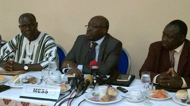 Le Pr Moussa Ouattara (milieu)  a assuré que les préparatifs se déroulent normalement (Ph : B24)