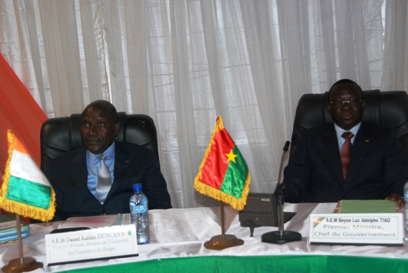 Les deux Premiers ministres ivoirien et burkinabè, Daniel Kablan Duncan (g.) et Luc Adolphe Tiao, lors de la clôture de la réunion ministérielle (Ph : B24)