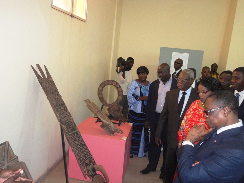 Les officiels visitant des objets exposés au musée national