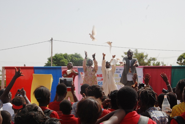 Les représentant des élèves, des encadreurs, des parents d'élèves et de la Communauté Sant'Egidio lâchant des colombes. Crédit photo: Burkina 24