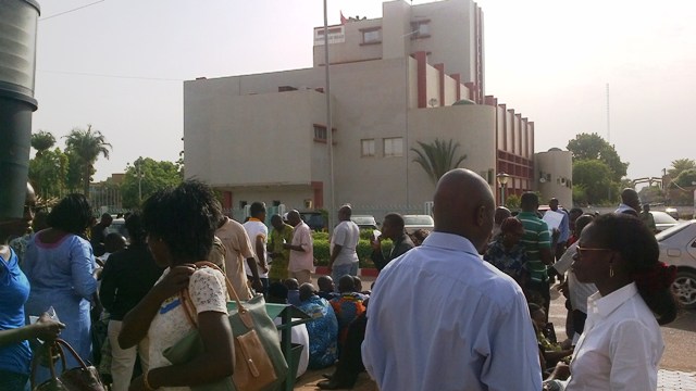 Les agents de la mairie de Ouaga étaient en sit-in ce 5 mai (Ph : B24)