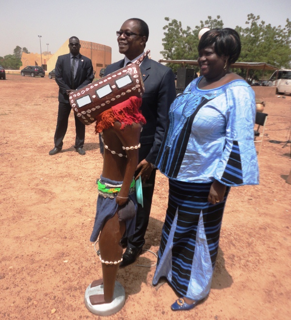 Le président de l'assemblée nationale et la directrice générale du musée national posant avec le masque Sénoufo