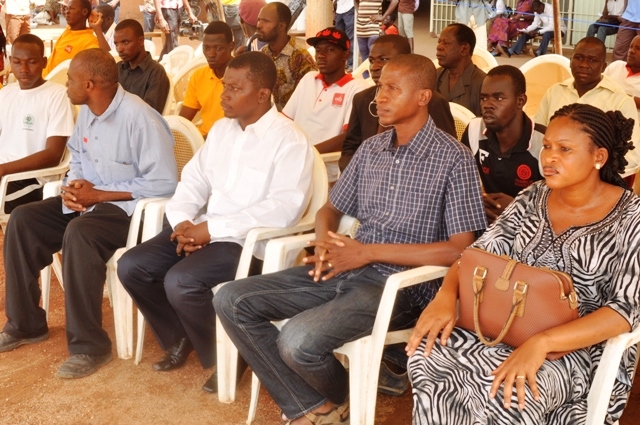 Le trésorier général du bureau exécutif de l’ODJ, Wiri SANOU en Blanc. (ph:Remy Sidwaya)