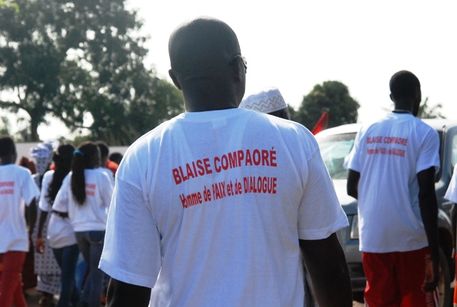 Des Burkinabè venus accueillir Blaise Compaoré (© Burkina 24)