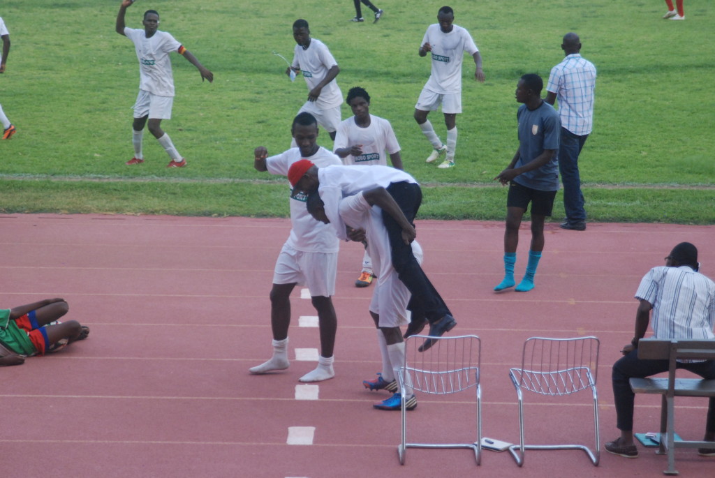 L'entraîneur de Bobo Laurent Kipré a été porté au dos par son joueur Modeste Pakotdogo