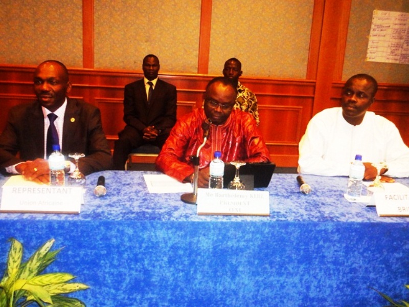 De la gauche vers la droite,Cyrille Tapoco, représentant de l’Union Africaine. Barthélémy Kéré, président de la CENI et Doudou DIA, formateur