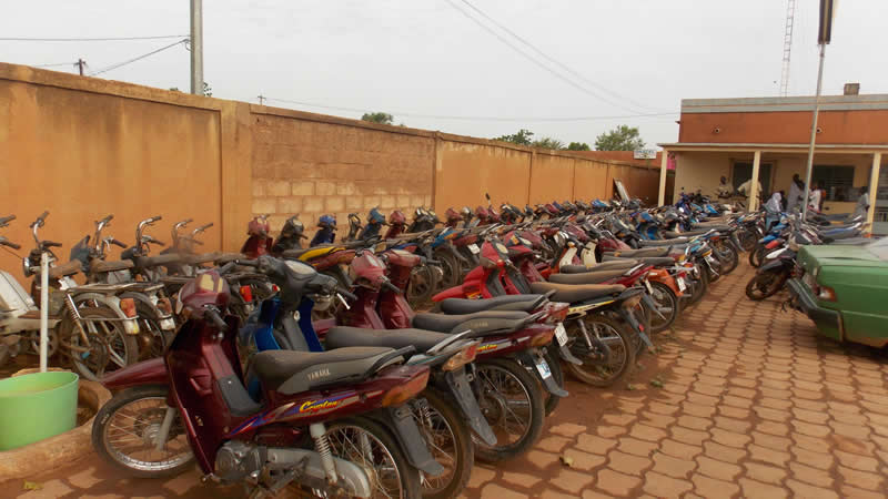 Une vue d'engins encore utilisables à la police municipale de Ouagadougou. © Burkina24