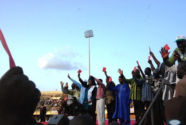 Les opposants ont brandi un carton rouge collectif contre le référendum (Ph : B24)