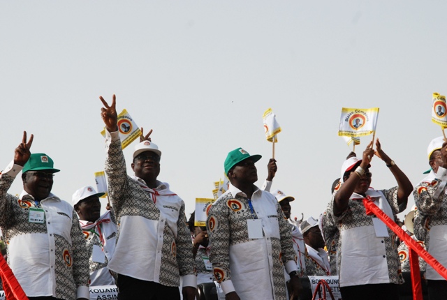 Assimi Koanda (casquette blanche), faisant le V de la victoire 