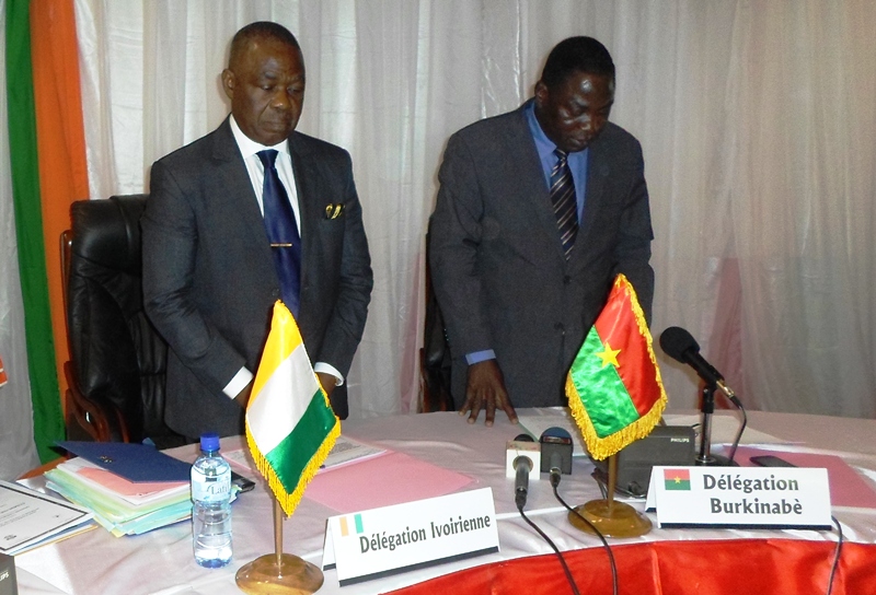 Les chefs de delegations ivoirienne et burkinabé, Koffi Fana, ¨Pascal Batioyo, experts